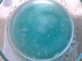 将融化的吉利丁倒入一半至蓝色鸡尾酒中，搅拌均匀，之后放入冰箱冷藏2个小时以上，至鸡尾酒凝固
