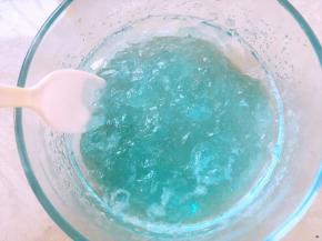 用叉子将鸡尾酒冻刮碎