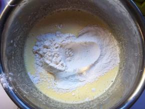 筛入低粉和盐搅拌均匀