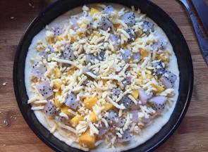 再撒上一层马苏里拉芝士，放入预热好的烤箱中层，180度15分钟，下面再放一个烤盘，避免饼底烤焦