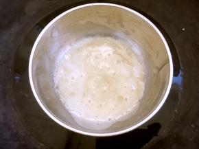 吉利丁粉加冷水搅拌均匀，隔水加热至融化
