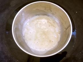 吉利丁粉加冷水搅拌均匀，隔水加热至融化

