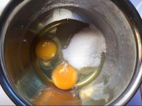 鸡蛋加白砂糖用电动打蛋器打发至黏稠状态