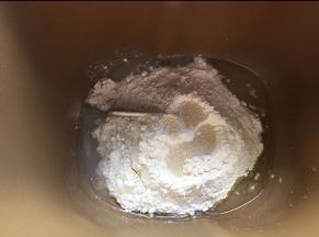 把做饼底的全部材料放入面包机，和面15分钟