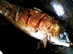 一面煎好之后，轻轻晃动锅体鱼就会很轻松的和锅分离了，把鱼翻个身，继续煎另一面。