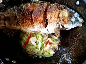 两面都煎好之后把鱼推到一边，放入葱姜蒜，花椒粉，大料和干辣椒爆香。