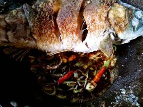 把小碗中兑好的酱汁倒进锅中，继续爆香。