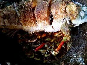 把小碗中兑好的酱汁倒进锅中，继续爆香。