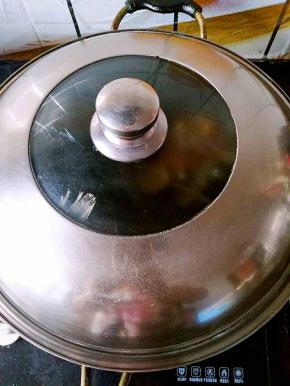 开大火烧开之后盖上盖子转中火。