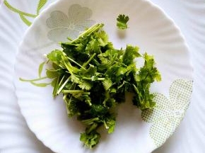 这个时候可以准备一点香菜段