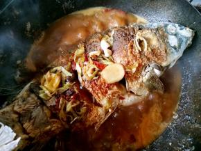 在汤汁渐浓的时候加一点味精进去 ，然后就可以关火了。