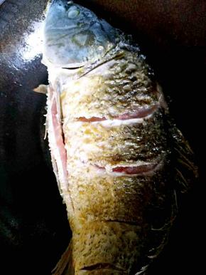 油放入锅里就不要再动它了，可以用勺子舀起油来往鱼身上浇。