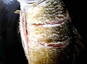 油放入锅里就不要再动它了，可以用勺子舀起油来往鱼身上浇。