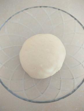 把面粉，酵母粉混合，加入温水，和成团。