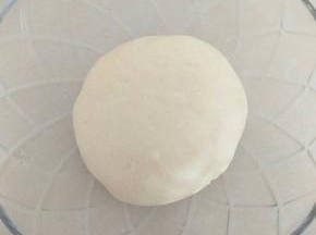 把面粉，酵母粉混合，加入温水，和成团。