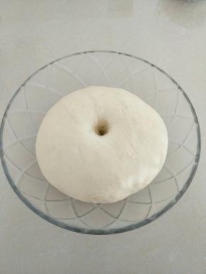 盖上湿布，发酵至两倍大，手指戳个小孔不会回缩。