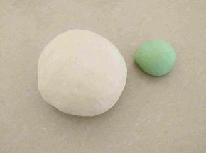 排气，出一小部分加入色素揉匀。