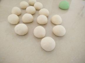 分成30可一份，搓圆。