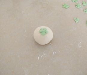 把做好的花朵沾少许水贴上