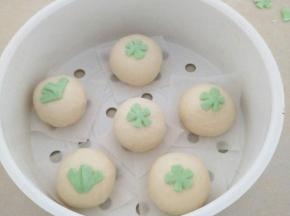 放入蒸锅，上汽后，大火蒸13分钟，闷三分钟即可。