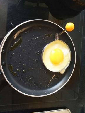 先煎一个溏心荷包蛋备用