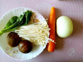 把各种蔬菜准备好，洗干净。