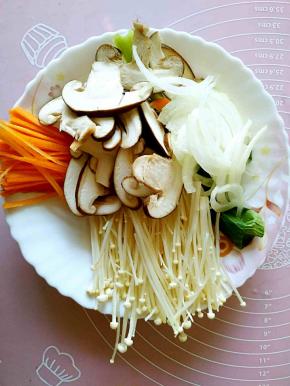 胡萝卜，圆葱切丝，香菇切片儿。