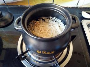 锅中水开之后分别将金针菇，油菜和香菇焯水。