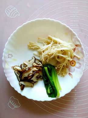 焯完水后分别过凉水，挤干水装盘备用。