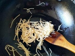 再分别将金针菇香菇和圆葱炒一下，都放少许盐调味。