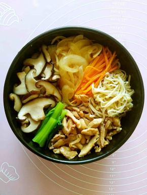 把各种蔬菜整齐的摆在米饭上面