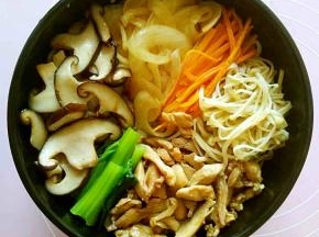 把各种蔬菜整齐的摆在米饭上面