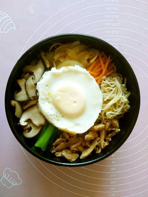 再把煎好的鸡蛋放在最上