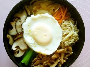 再把煎好的鸡蛋放在最上