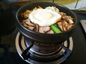 开小火，煎到听见滋啦滋啦的声音，就可以关火了，这个时候已经有金黄色的锅巴形成了哦。