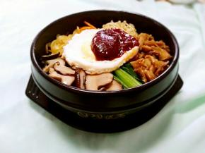 挖一大勺朝鲜辣椒酱放在锅里面。