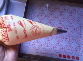 装入裱花袋，挤入烤盘