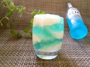 美味的鸡尾酒牛奶冻就做好啦，简单好吃，颜色就像蓝色的天空飘着几朵白云