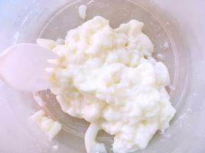 再用叉子将牛奶冻刮碎