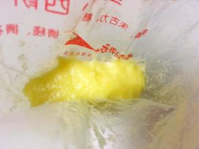 将搅拌好的面糊倒入裱花袋