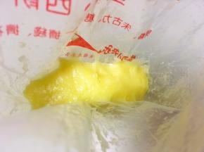 将搅拌好的面糊倒入裱花袋