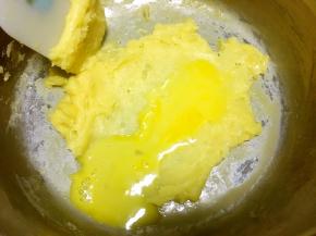 面团降至不烫手时，将蛋液分多次加入，加入一次搅拌均匀再加入第二次，直到蛋液全部加入，并搅拌均匀，面糊细腻