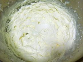 淡奶油加砂糖打发出纹路，倾斜打蛋盆奶油不流动即可，冰箱冷藏备用