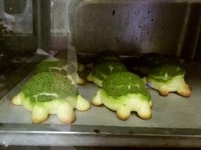 入烤箱200度烤15分钟，泡芙膨胀到最高高度稳定后，转190度烤5分钟，再转180度烤5分钟.关火再焖5分钟，让泡芙定性