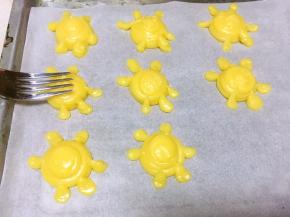 叉子沾水，在乌龟背上压一下，让乌龟的高度相同，每压一个乌龟要清洗一下叉子，不然面糊会粘在叉子上