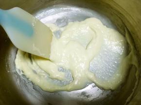 过筛低筋面粉，搅拌均匀无面粉颗粒