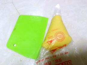用刮板排除空气，裱花袋剪一个小口