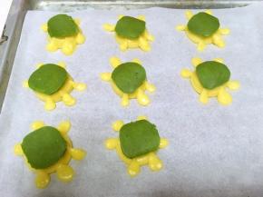 冰箱取出抹茶面团，切薄片盖在乌龟背上