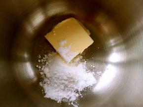 先做抹茶酥皮，黄油软化加糖粉搅拌均匀