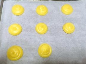 烤盘铺油纸，均匀的挤出圆形，面糊间要留出大一点的间隙，烤箱预热200度
